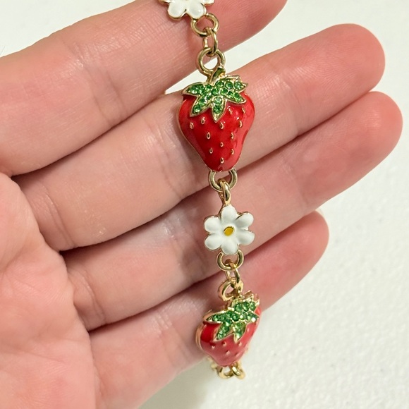 ⚜️ Strawberry Bracelet with Gold and White Details 🍓🌼 - Picture 4 of 8